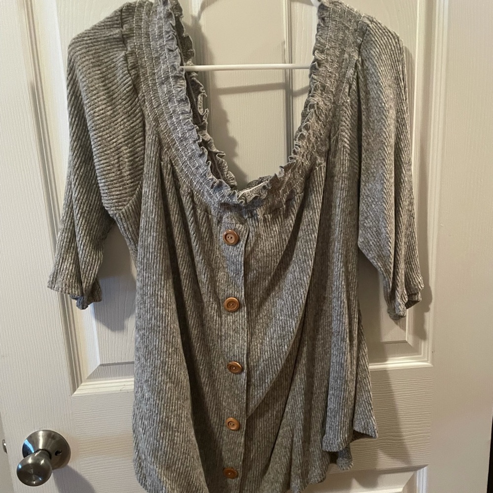 Kiss and Makeup Grey SZ 1X Top NWOT